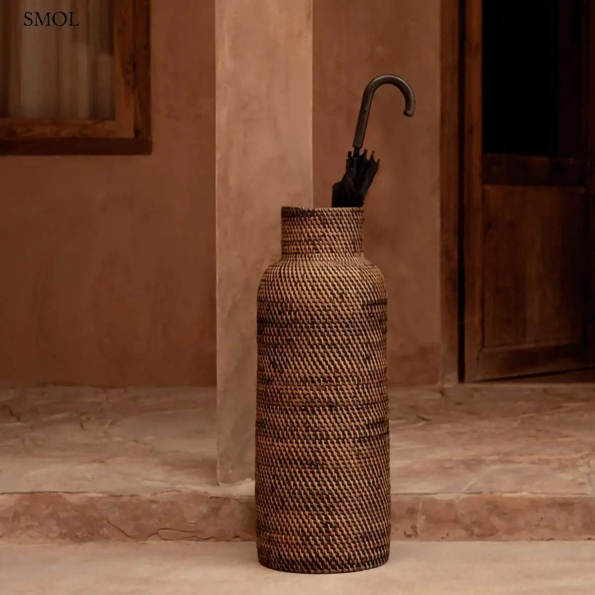 Natúr barna hengeres rattan esernyőtartó, 24×67 cm,  teraszon, esernyővel