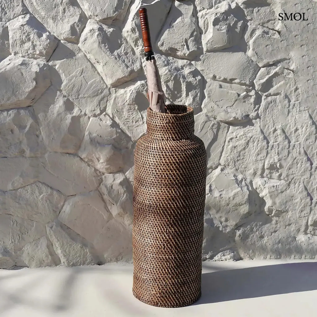 Natúr barna hengeres rattan esernyőtartó, 24×67 cm,  teraszon, esernyővel