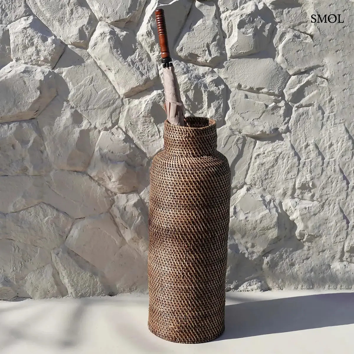 Natúr barna hengeres rattan esernyőtartó, 24×67 cm,  teraszon, esernyővel