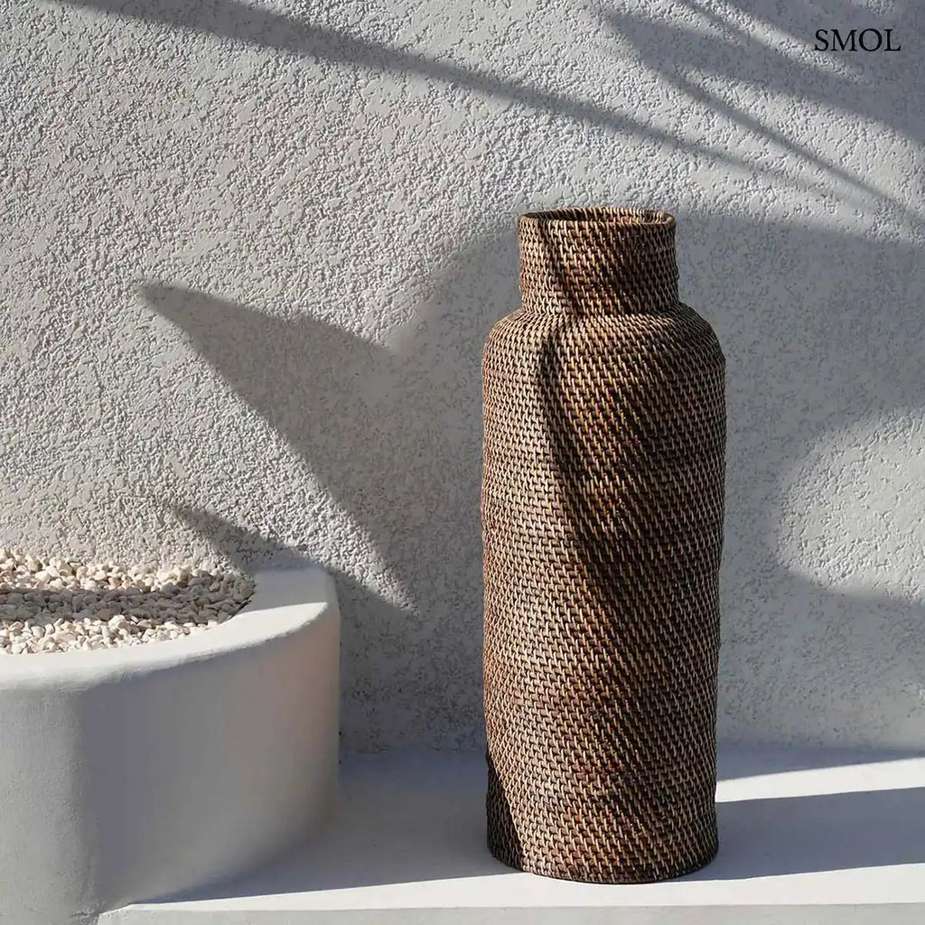 Natúr barna hengeres rattan esernyőtartó, 24×67 cm,  fal előtt