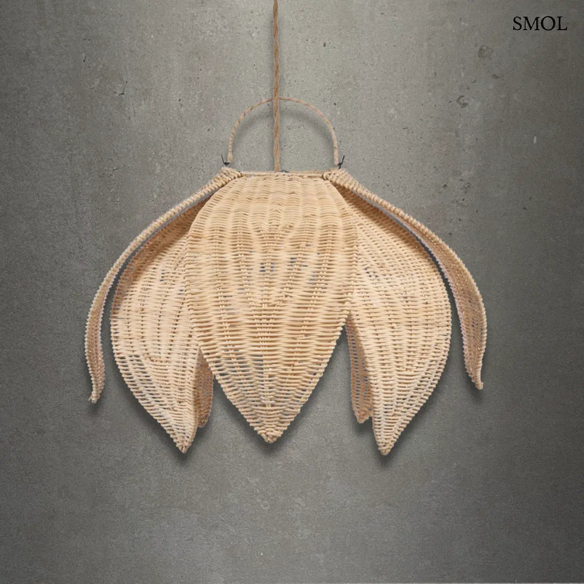 Lótusz virág formájú natúr rattan függőlámpabúra levélszirmokkal, 54×40 cm, szürke háttérrel