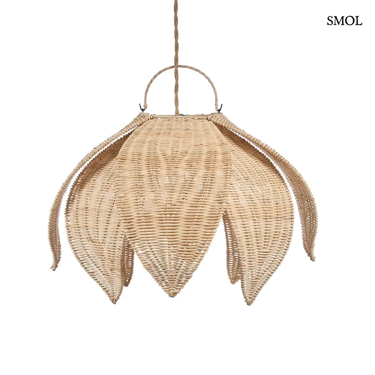 Lótusz virág formájú natúr rattan függőlámpabúra virágszirmokkal, 54×40 cm, fehér háttérrel