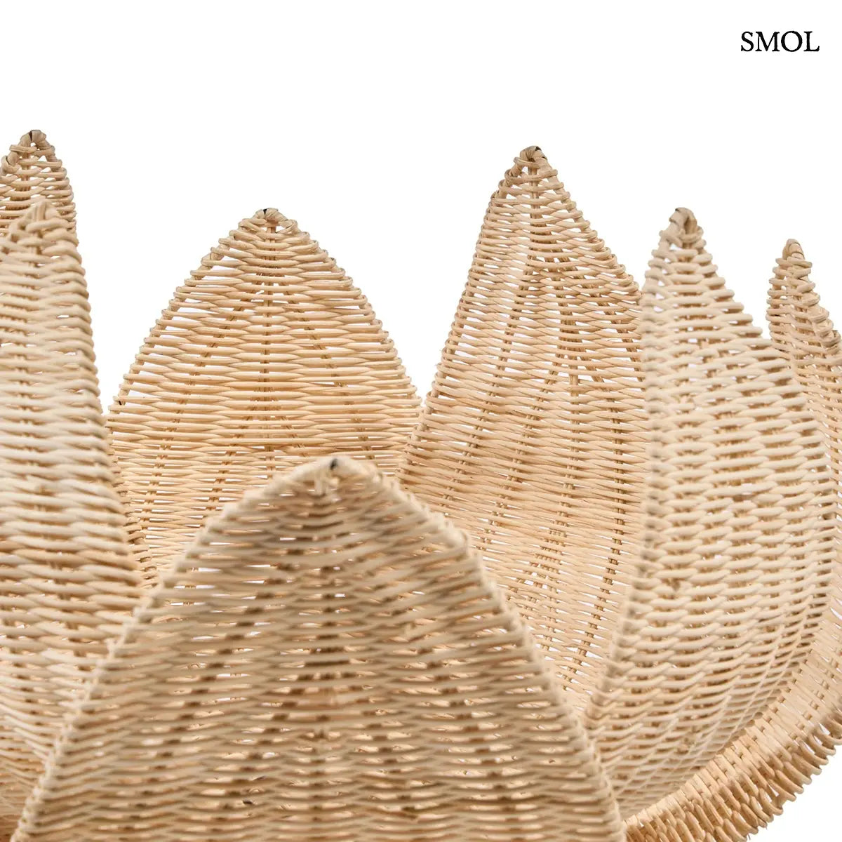 Lótusz virág formájú natúr rattan függőlámpabúra virágszirmokkal, 54×40 cm, felfelé álló szirmokkal