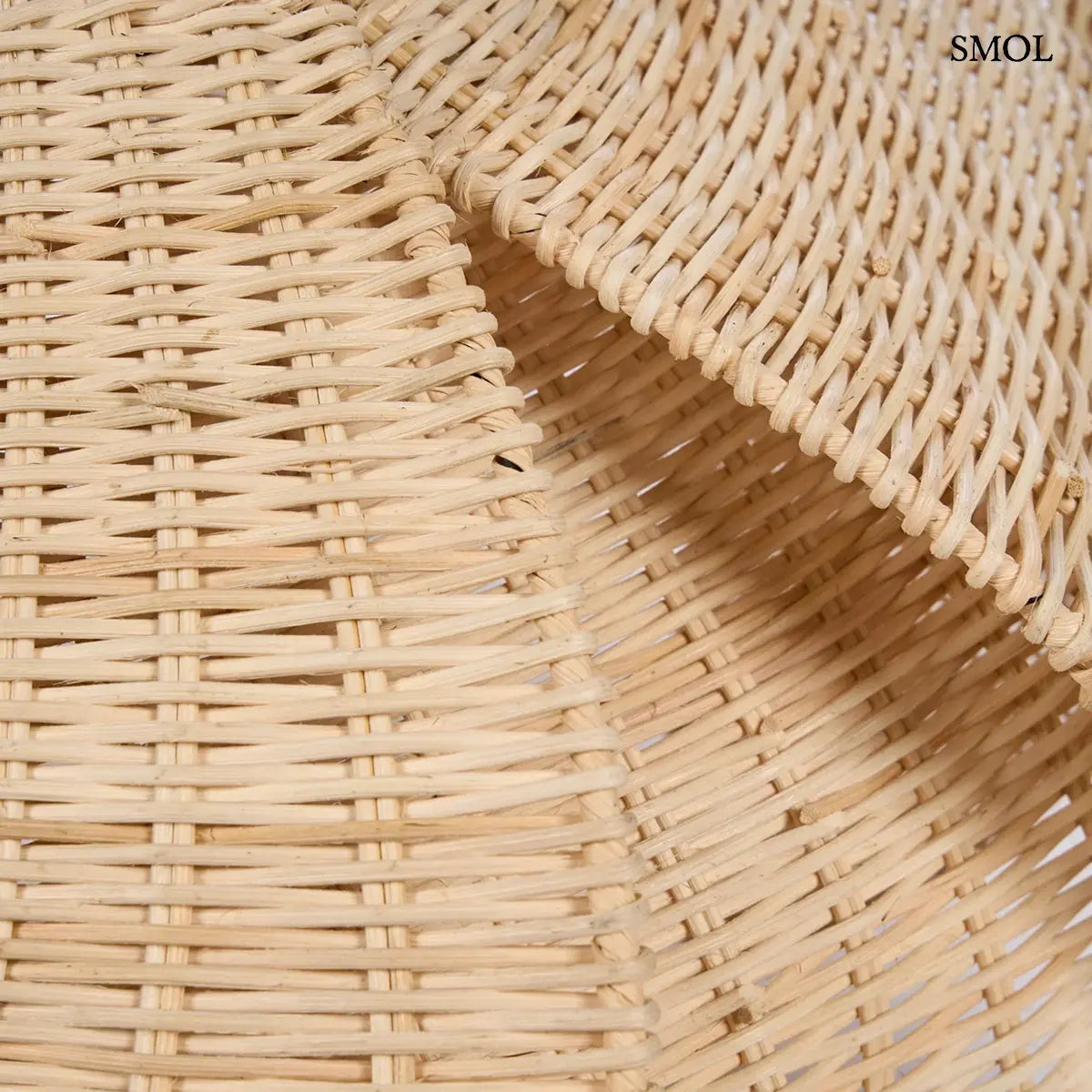 Lótusz virág formájú natúr rattan függőlámpabúra virágszirmokkal, 54×40 cm, szirmok felülről nagyítva