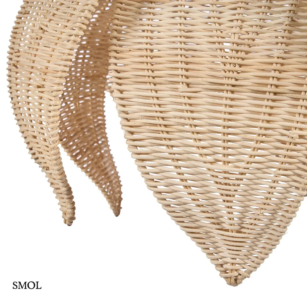 Lótusz virág formájú natúr rattan függőlámpabúra virágszirmokkal, 54×40 cm, szirmok hegyei nagyítva