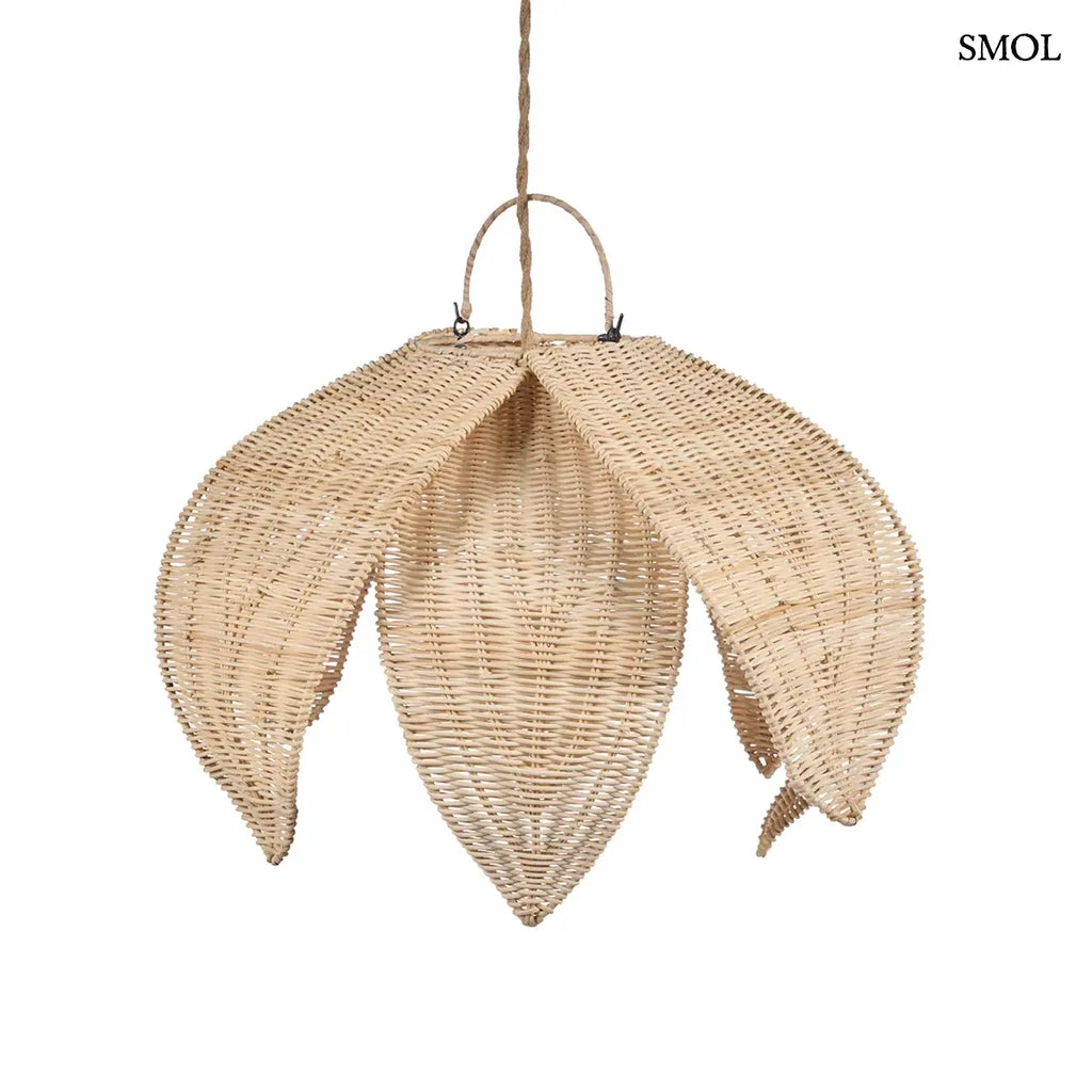 Lótusz virág formájú natúr rattan függőlámpabúra virágszirmokkal, 54×40 cm, elforgatva, oldalról
