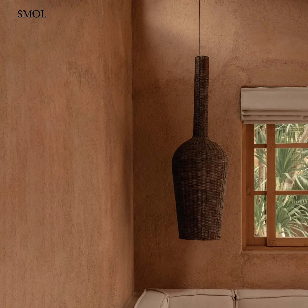 Rattan függőlámpabúra – amfóra forma, sötét dió, XXL méretben, barnás fal előtt, kanapé felett