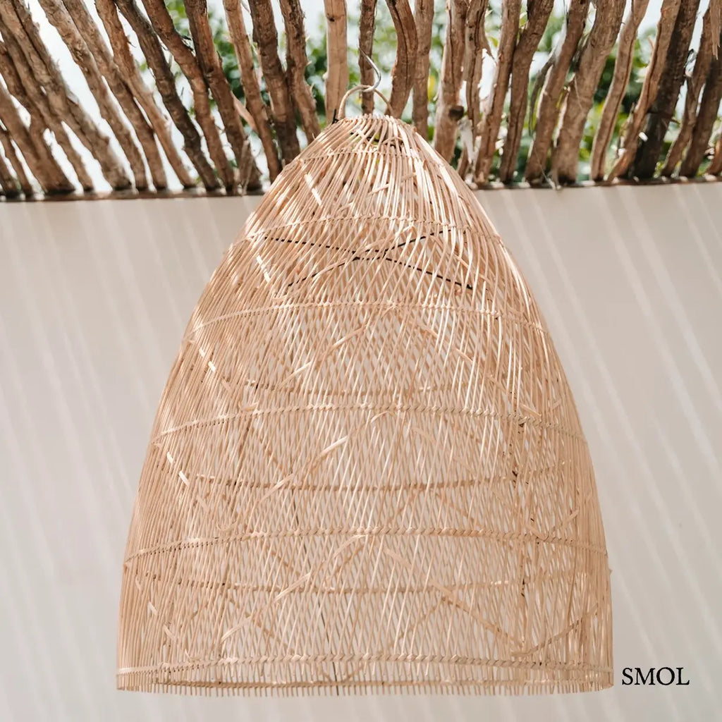 Csavart fonású natúr rattan függőlámpabúra M méretben, teraszon, nagyítva