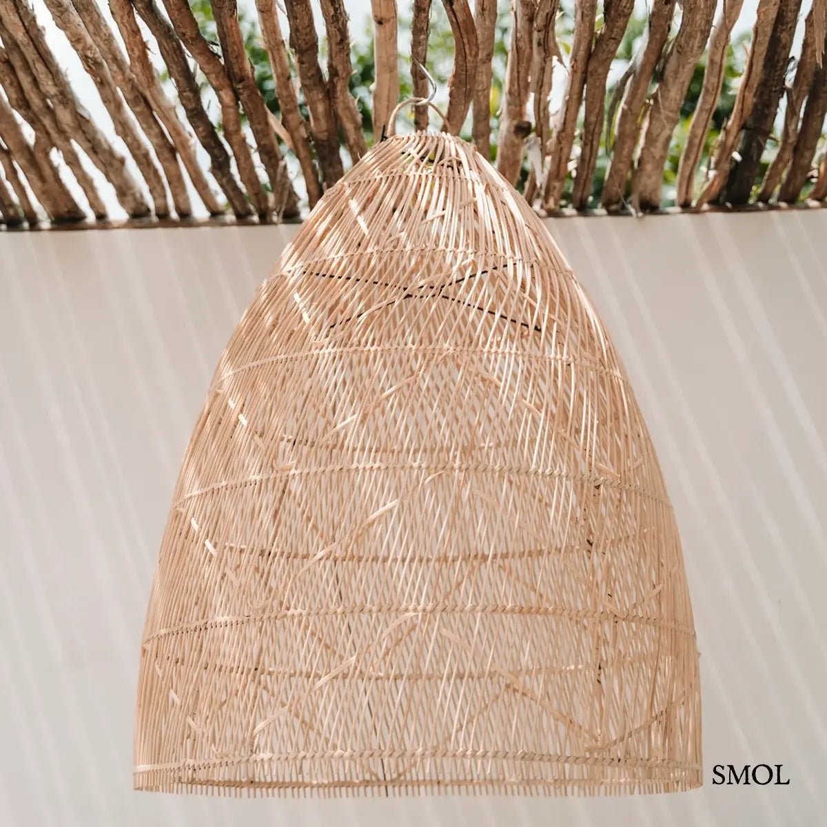 Csavart fonású natúr rattan függőlámpabúra M méretben, teraszon, nagyítva