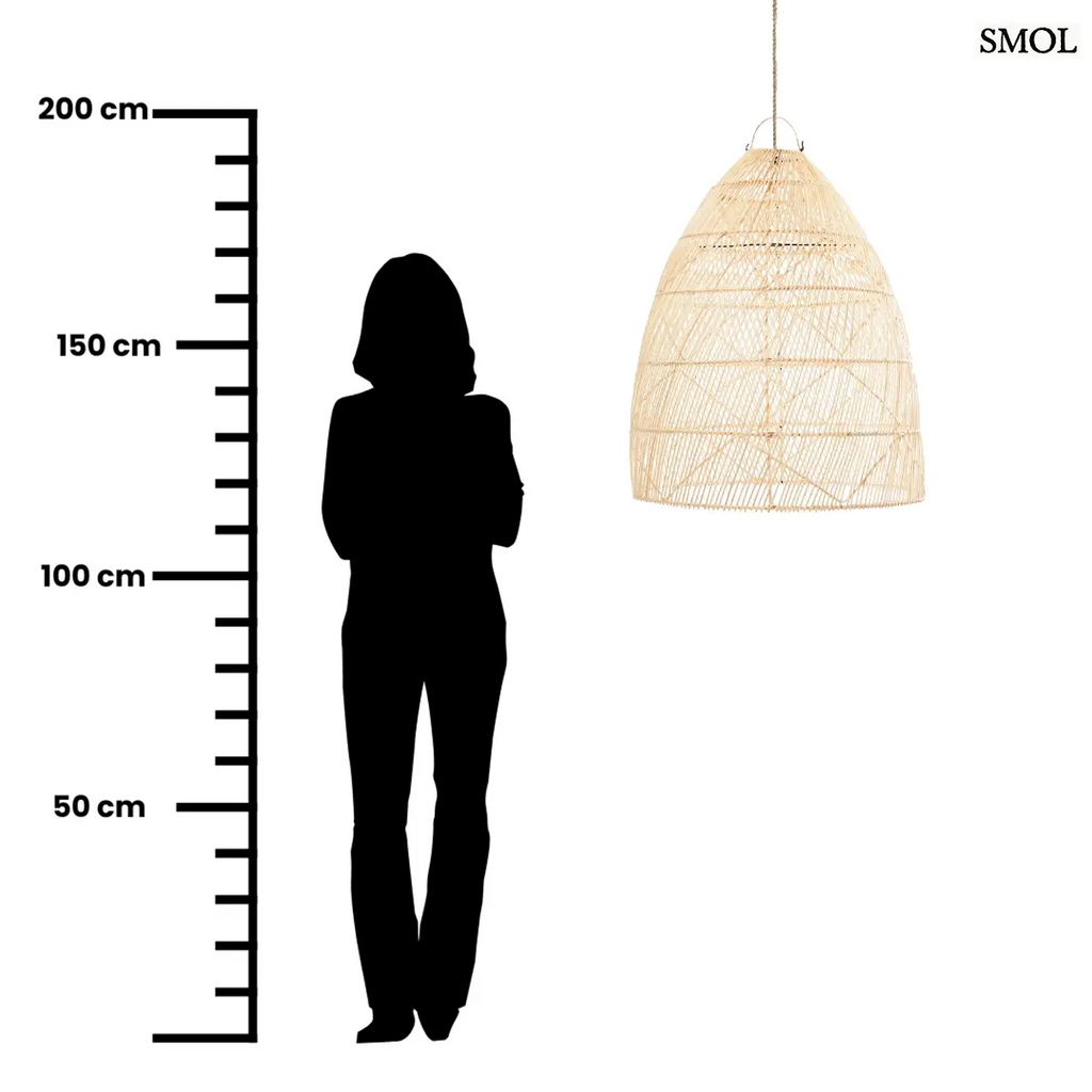 Csavart fonású natúr rattan függőlámpabúra M méretben, méretarányosan