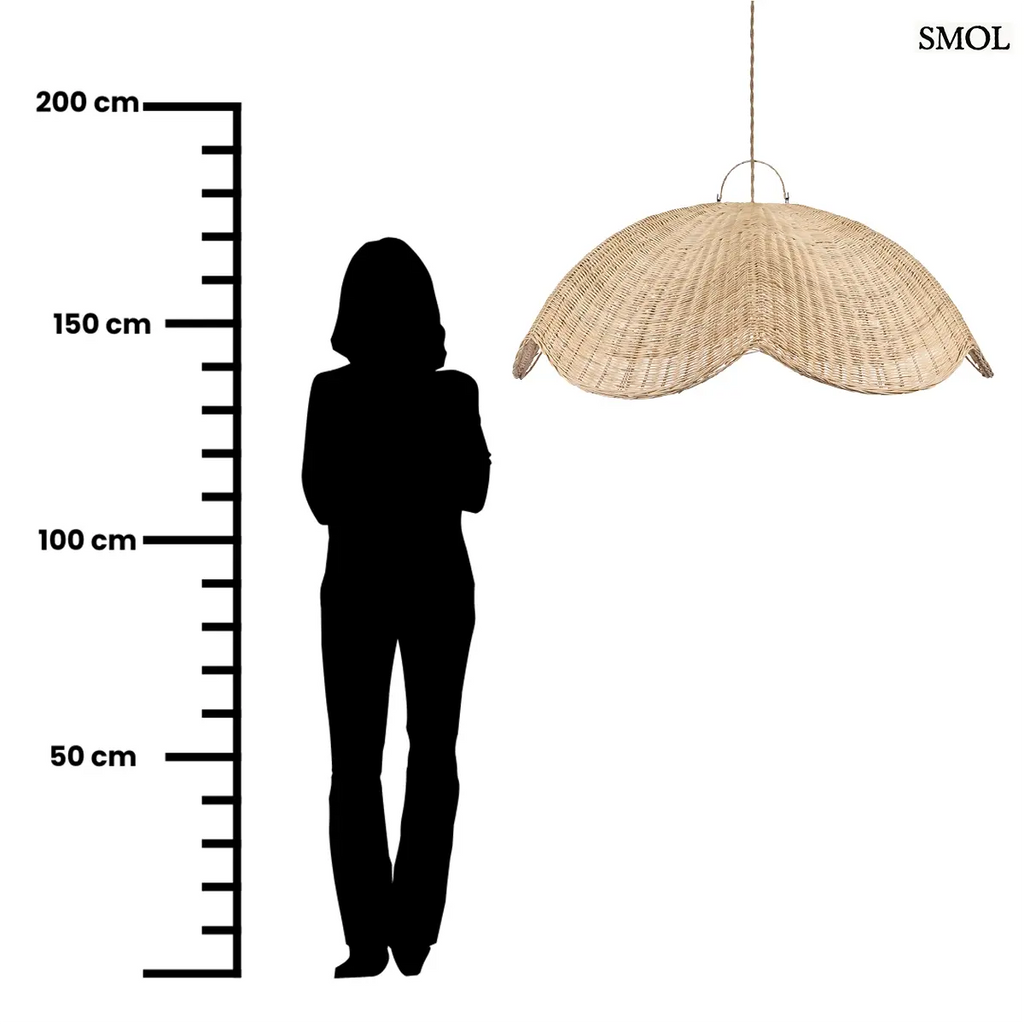 Rattan WAVE függőlámpabúra natúr színben, XL méretben. A hullám formájú, kézzel font rattanbúra juta kötélen lóg, oldalain enyhén felkunkorodó szélekkel, méretarányosan