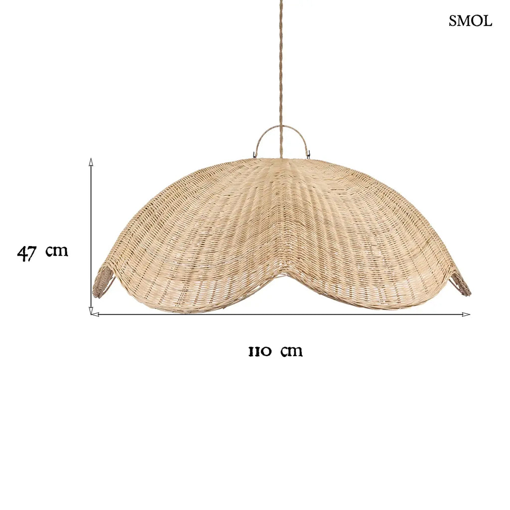Rattan WAVE függőlámpabúra natúr színben, XL méretben. A hullám formájú, kézzel font rattanbúra juta kötélen lóg, oldalain enyhén felkunkorodó szélekkel, méretekkel