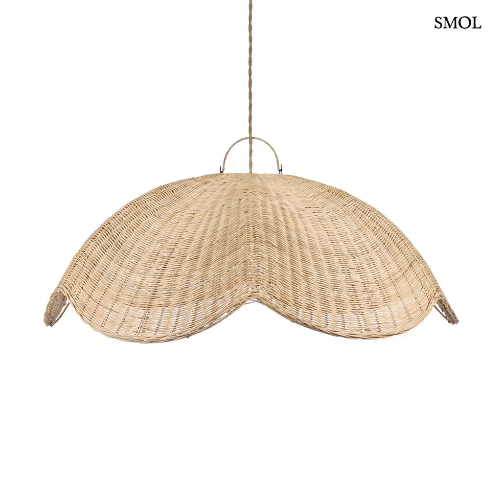Rattan WAVE függőlámpabúra natúr színben, XL méretben. A hullám formájú, kézzel font rattanbúra juta kötélen lóg, oldalain enyhén felkunkorodó szélekkel, fehér háttérrel