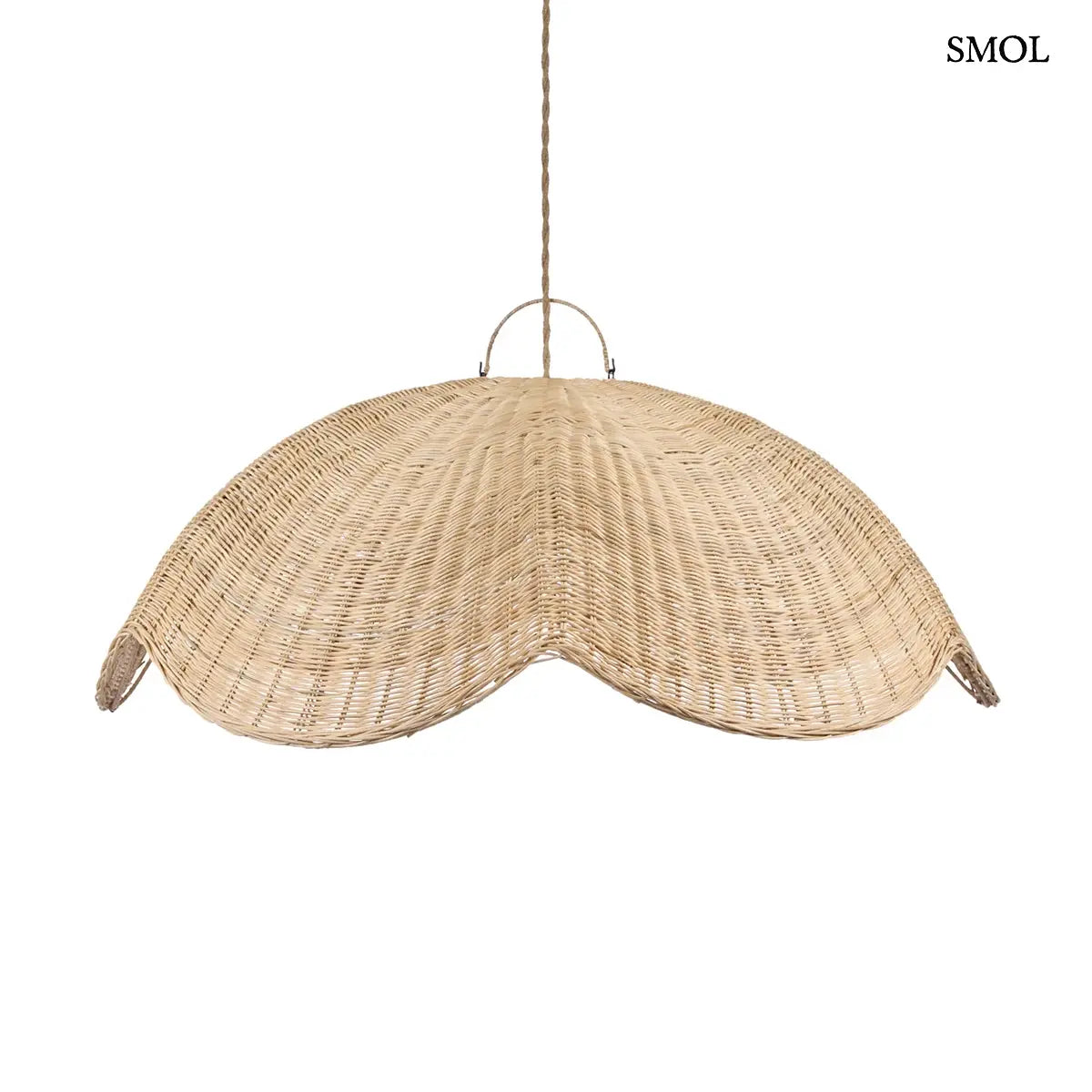 Rattan WAVE függőlámpabúra natúr színben, XL méretben. A hullám formájú, kézzel font rattanbúra juta kötélen lóg, oldalain enyhén felkunkorodó szélekkel, fehér háttérrel