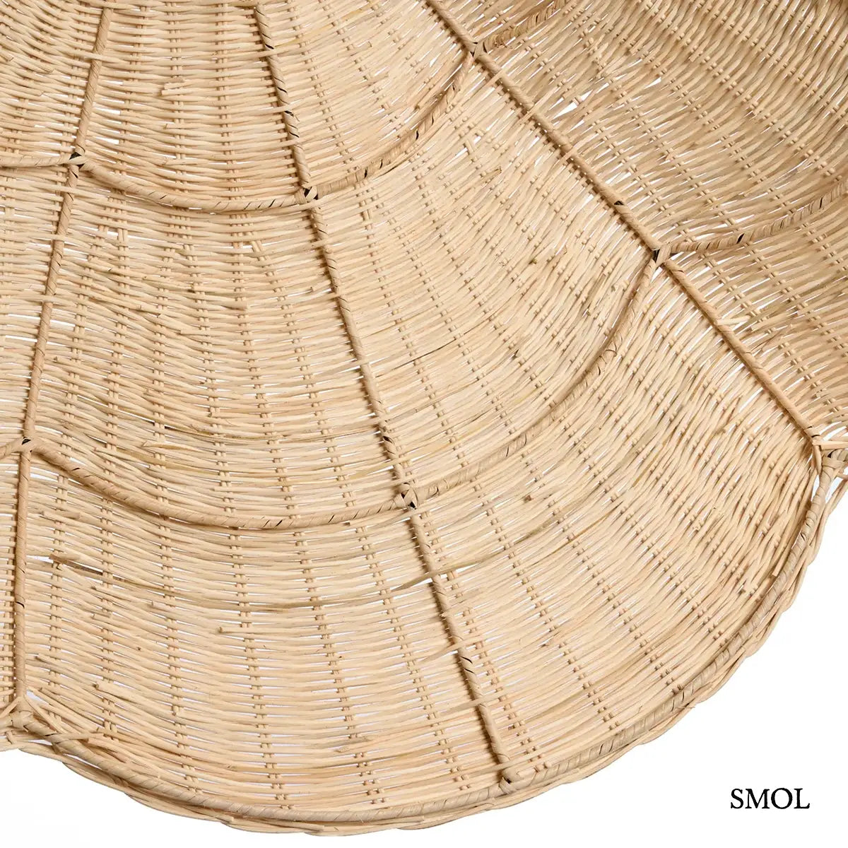 Rattan WAVE függőlámpabúra natúr színben, XL méretben. A hullám formájú, kézzel font rattanbúra juta kötélen lóg, oldalain enyhén felkunkorodó szélekkel, belülről