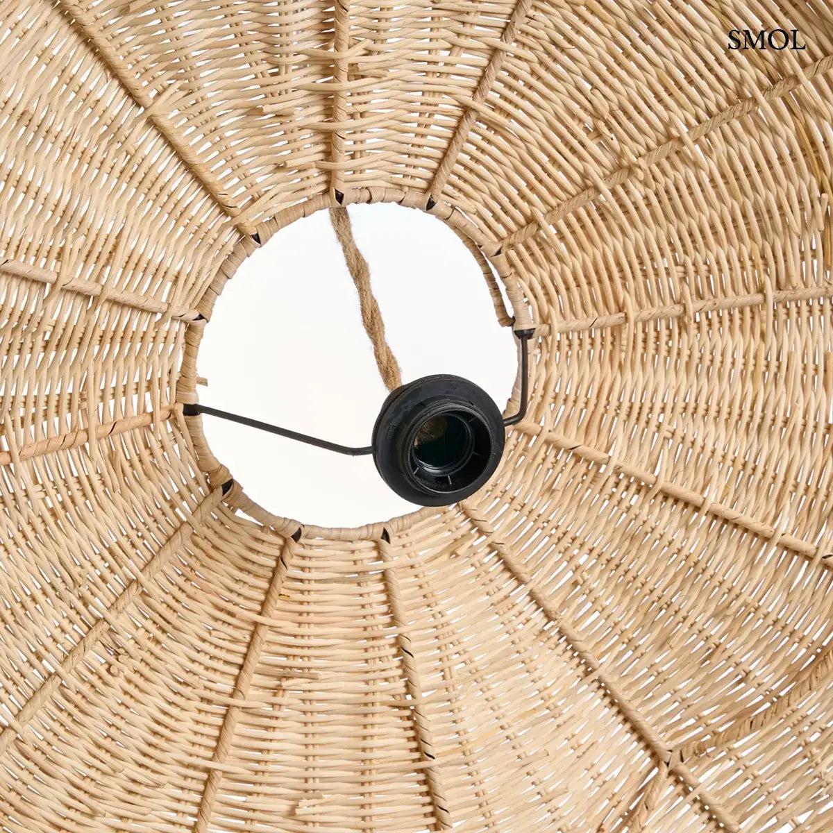 Rattan WAVE függőlámpabúra natúr színben, XL méretben. A hullám formájú, kézzel font rattanbúra juta kötélen lóg, oldalain enyhén felkunkorodó szélekkel, felső rész belülről
