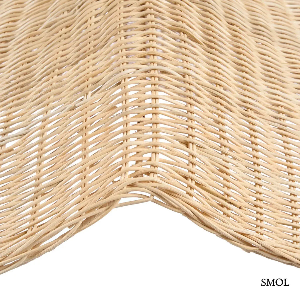 Rattan WAVE függőlámpabúra natúr színben, XL méretben. A hullám formájú, kézzel font rattanbúra juta kötélen lóg, oldalain enyhén felkunkorodó szélekkel, hullám nagyítva