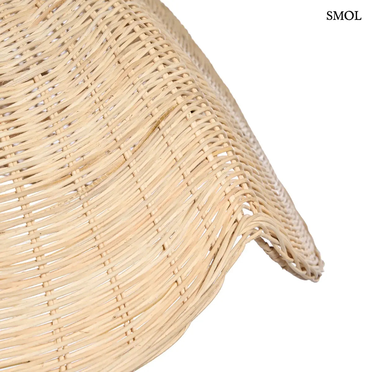 Rattan WAVE függőlámpabúra natúr színben, XL méretben. A hullám formájú, kézzel font rattanbúra juta kötélen lóg, oldalain enyhén felkunkorodó szélekkel, oldalról