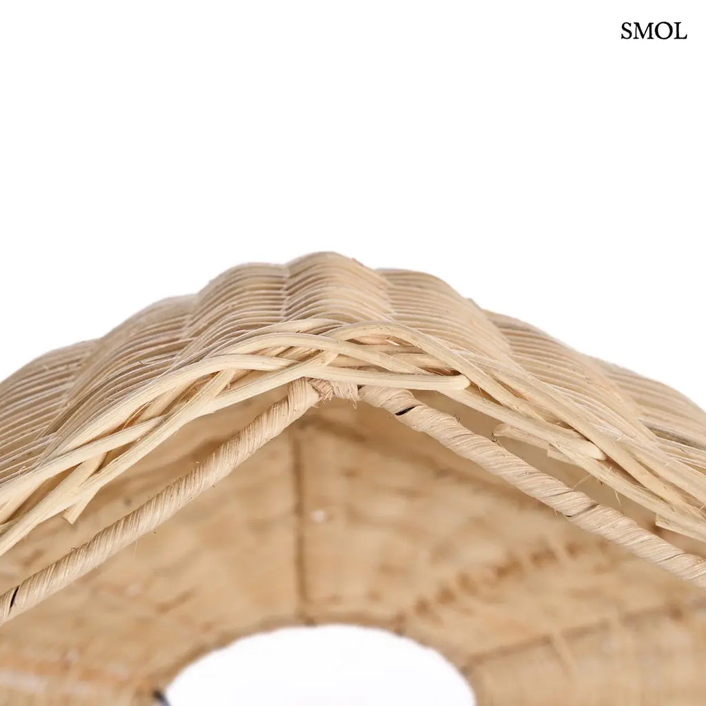 Rattan WAVE függőlámpabúra natúr színben, XL méretben. A hullám formájú, kézzel font rattanbúra juta kötélen lóg, oldalain enyhén felkunkorodó szélekkel, drót támasztás alulról