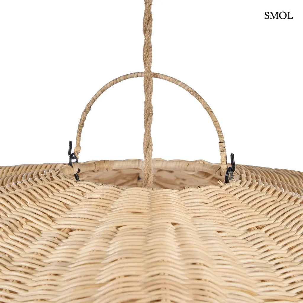 Rattan WAVE függőlámpabúra natúr színben, XL méretben. A hullám formájú, kézzel font rattanbúra juta kötélen lóg, oldalain enyhén felkunkorodó szélekkel, akasztó oldalról