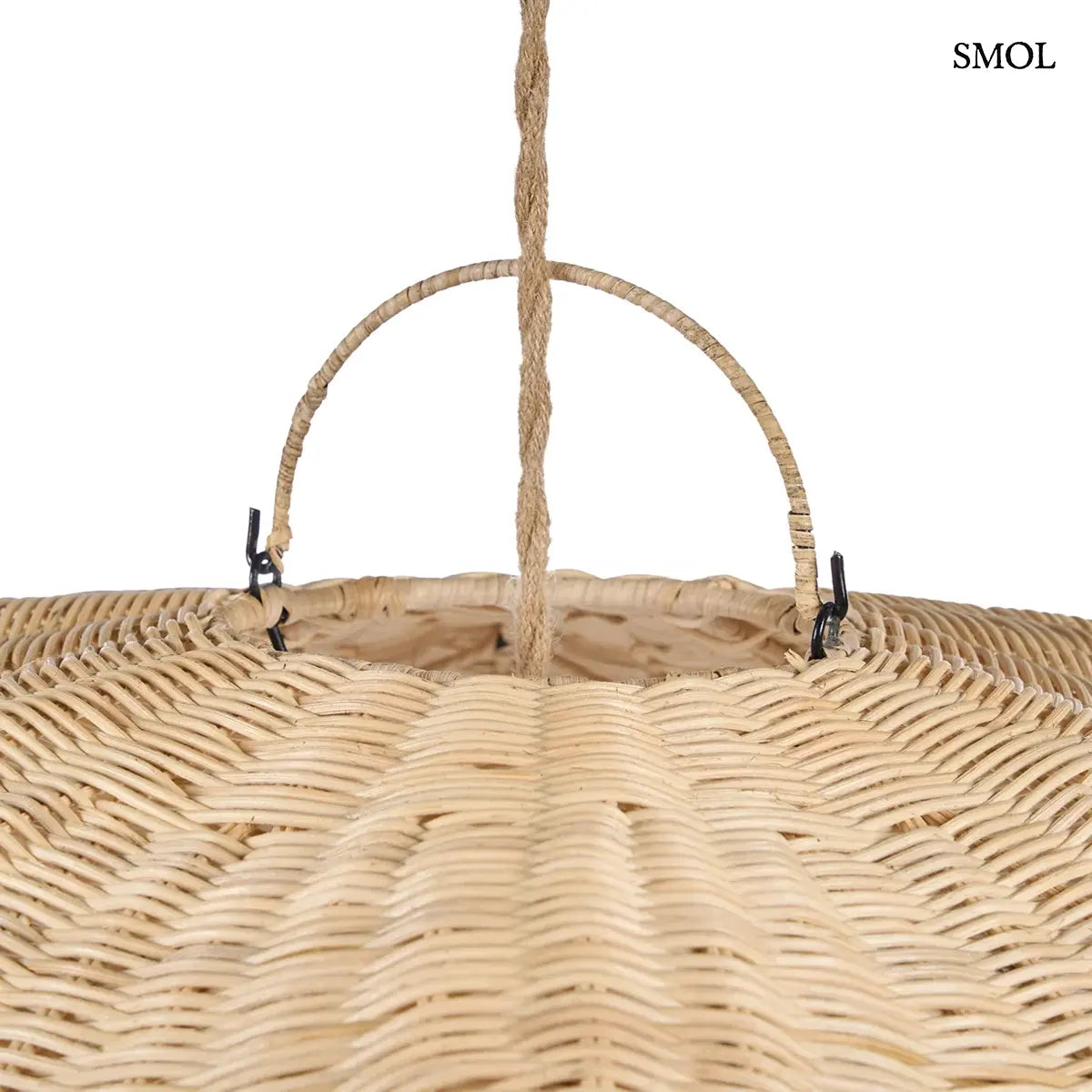 Rattan WAVE függőlámpabúra natúr színben, XL méretben. A hullám formájú, kézzel font rattanbúra juta kötélen lóg, oldalain enyhén felkunkorodó szélekkel, akasztó oldalról