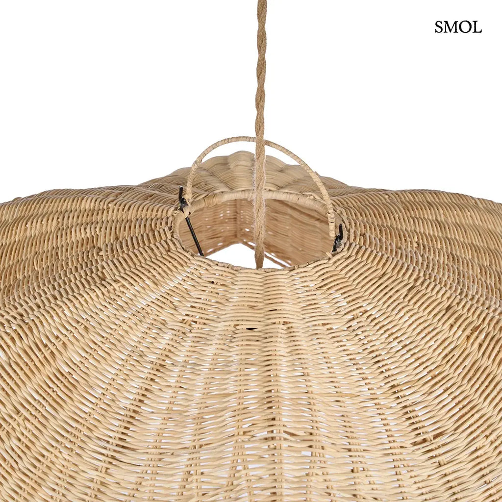 Rattan WAVE függőlámpabúra natúr színben, XL méretben. A hullám formájú, kézzel font rattanbúra juta kötélen lóg, oldalain enyhén felkunkorodó szélekkel, akasztó felülről