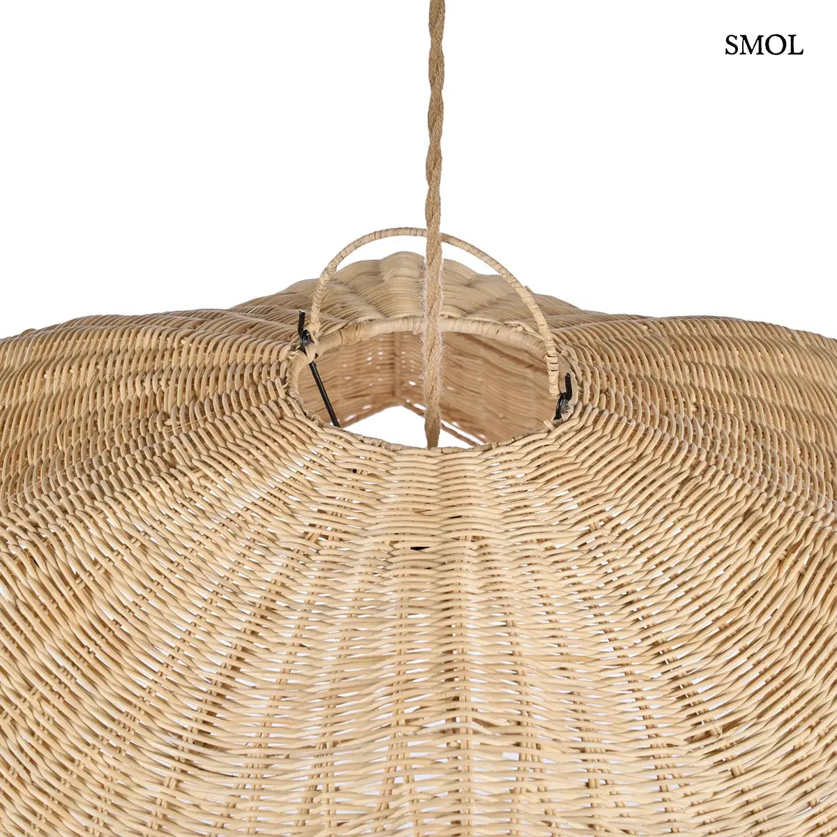 Rattan WAVE függőlámpabúra natúr színben, XL méretben. A hullám formájú, kézzel font rattanbúra juta kötélen lóg, oldalain enyhén felkunkorodó szélekkel, akasztó felülről