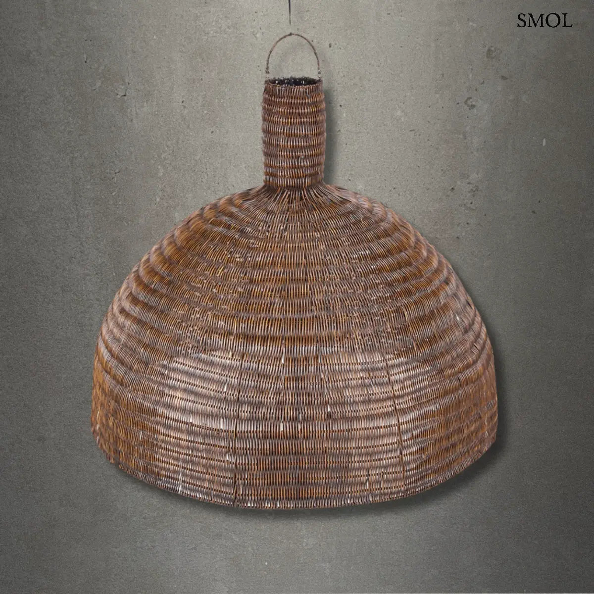 Sötét dió rattan függőlámpabúra kupolás formával, 100×84 cm, szürke háttérrel