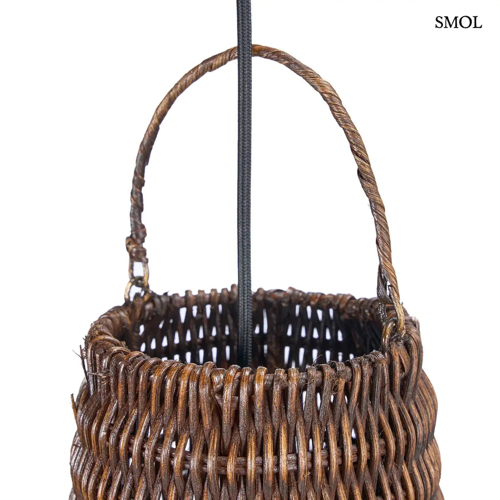 Sötét dió rattan függőlámpabúra kupolás formával, 100×84 cm, akasztó, fehér háttérrel, nagyítva