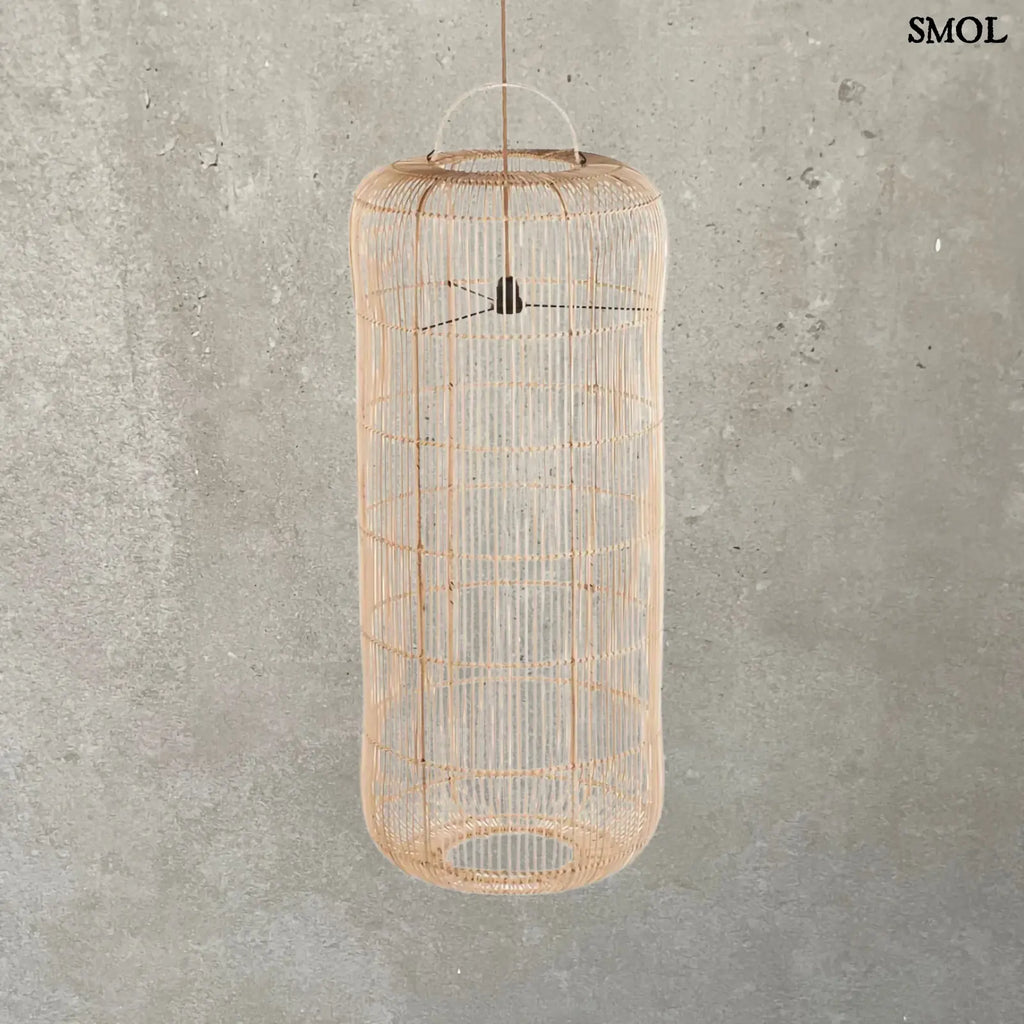 rattan függőlámpaernyő természetes rattanból, henger alakú kialakítással natúr háttérrel