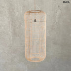 rattan függőlámpaernyő természetes rattanból, henger alakú kialakítással natúr háttérrel