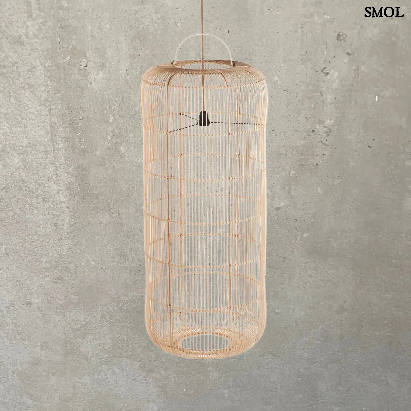 rattan függőlámpaernyő természetes rattanból, henger alakú kialakítással natúr háttérrel
