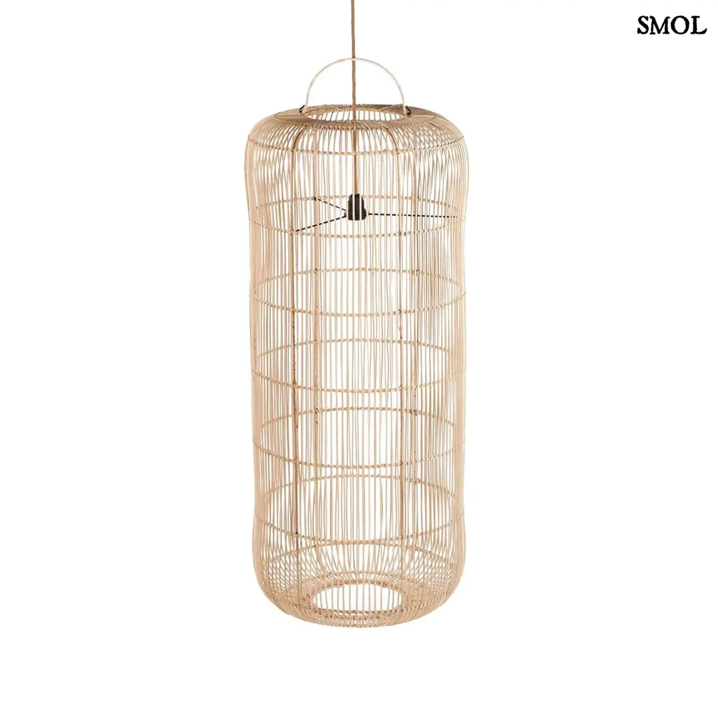 rattan függőlámpaernyő természetes rattanból, henger alakú kialakítással fehér háttérrel