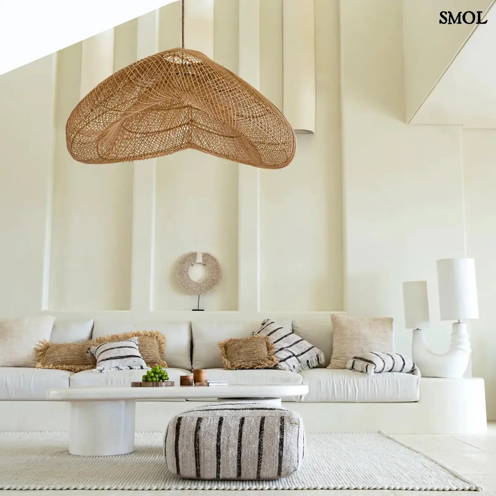 Natúr színű, XXL méretű rattan függőlámpaernyő, nappaliban