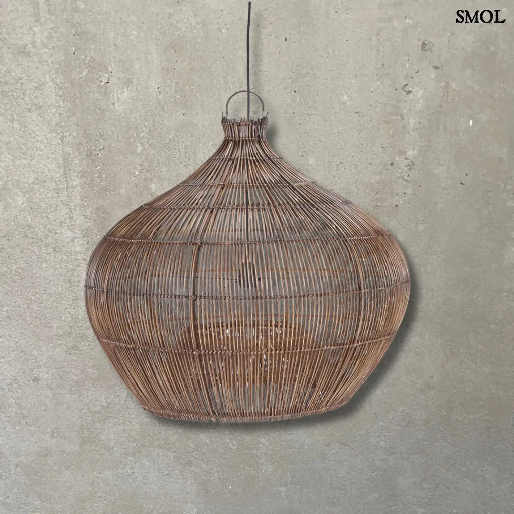 Sötét dió árnyalatú, kézzel szőtt rattan függőlámpaernyő légies, gömbölyded formával, szürke háttérrel