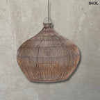Sötét dió árnyalatú, kézzel szőtt rattan függőlámpaernyő légies, gömbölyded formával, szürke háttérrel