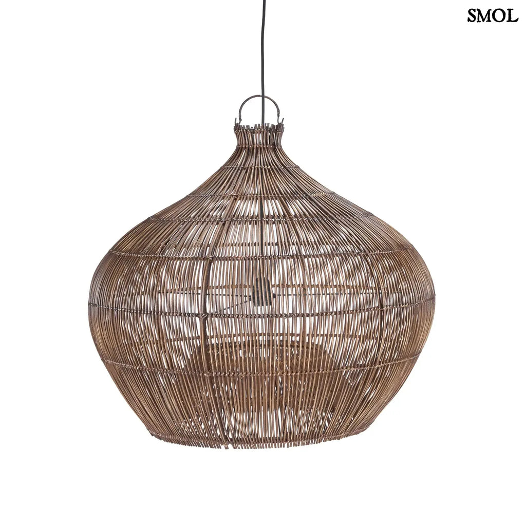 Sötét dió árnyalatú, kézzel szőtt rattan függőlámpaernyő légies, gömbölyded formával fehér háttérrel