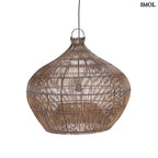 Sötét dió árnyalatú, kézzel szőtt rattan függőlámpaernyő légies, gömbölyded formával fehér háttérrel