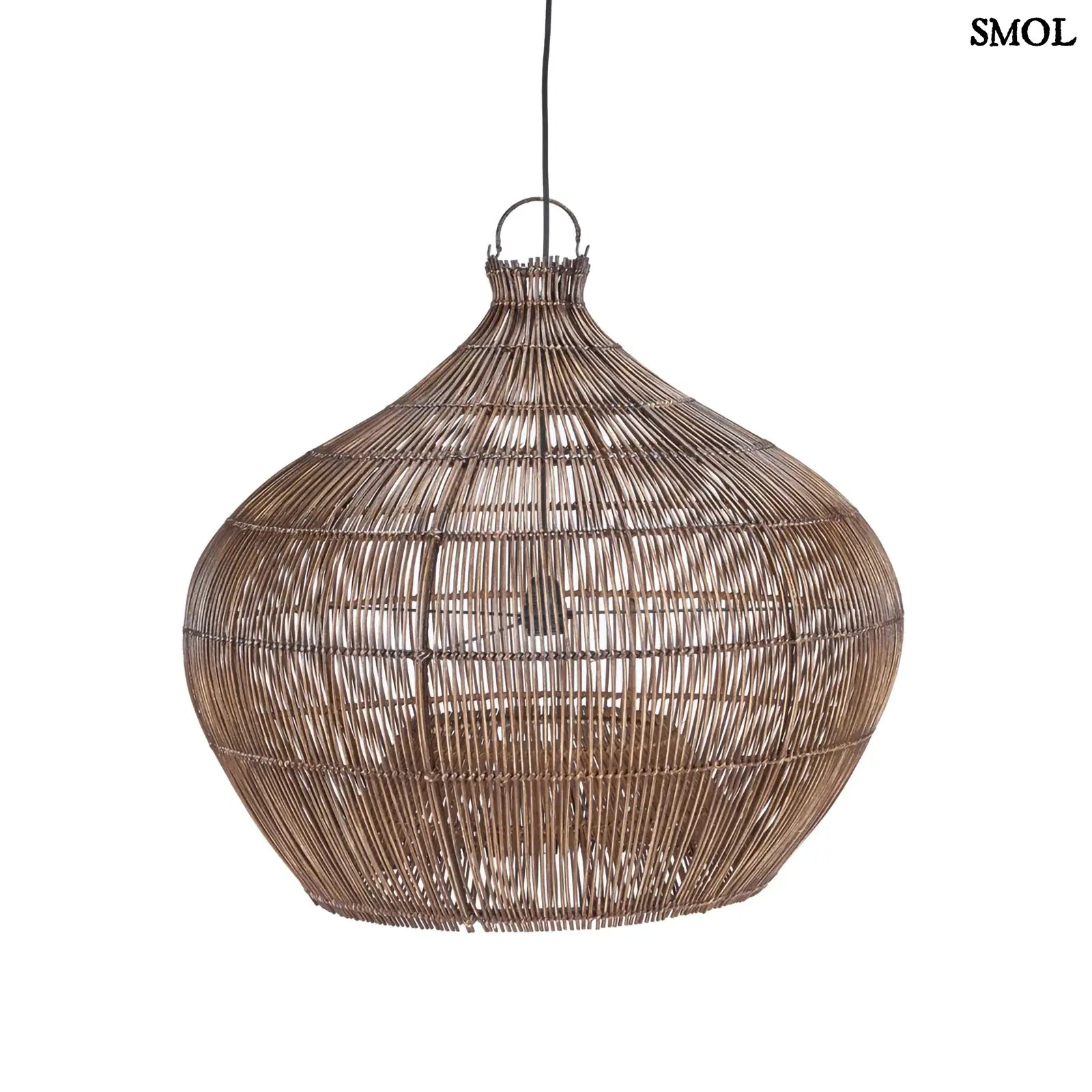 Sötét dió árnyalatú, kézzel szőtt rattan függőlámpaernyő légies, gömbölyded formával fehér háttérrel