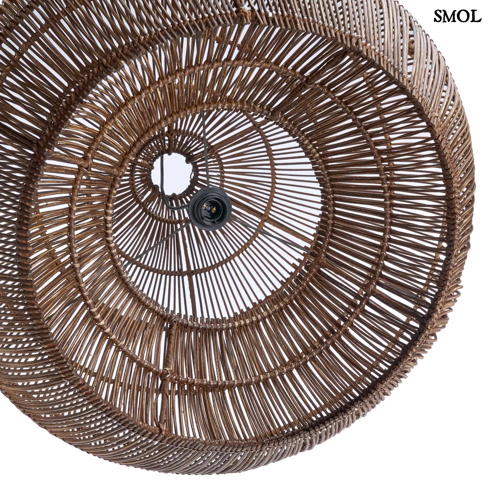 Sötét dió árnyalatú, kézzel szőtt rattan függőlámpaernyő légies, gömbölyded formával alulról