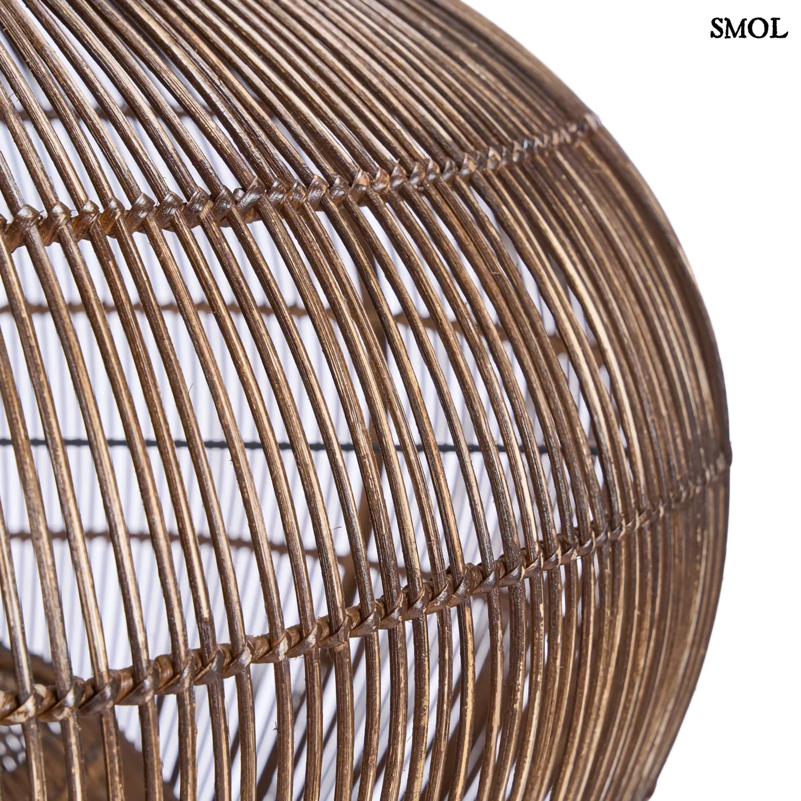 Sötét dió árnyalatú, kézzel szőtt rattan függőlámpaernyő légies, gömbölyded formával oldalról