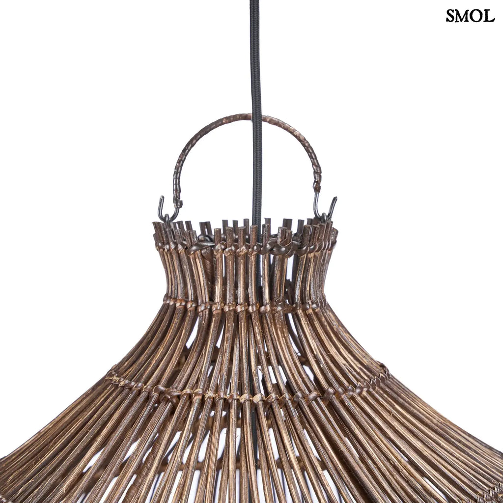 Sötét dió árnyalatú, kézzel szőtt rattan függőlámpaernyő légies, gömbölyded formával felülről nagyítva