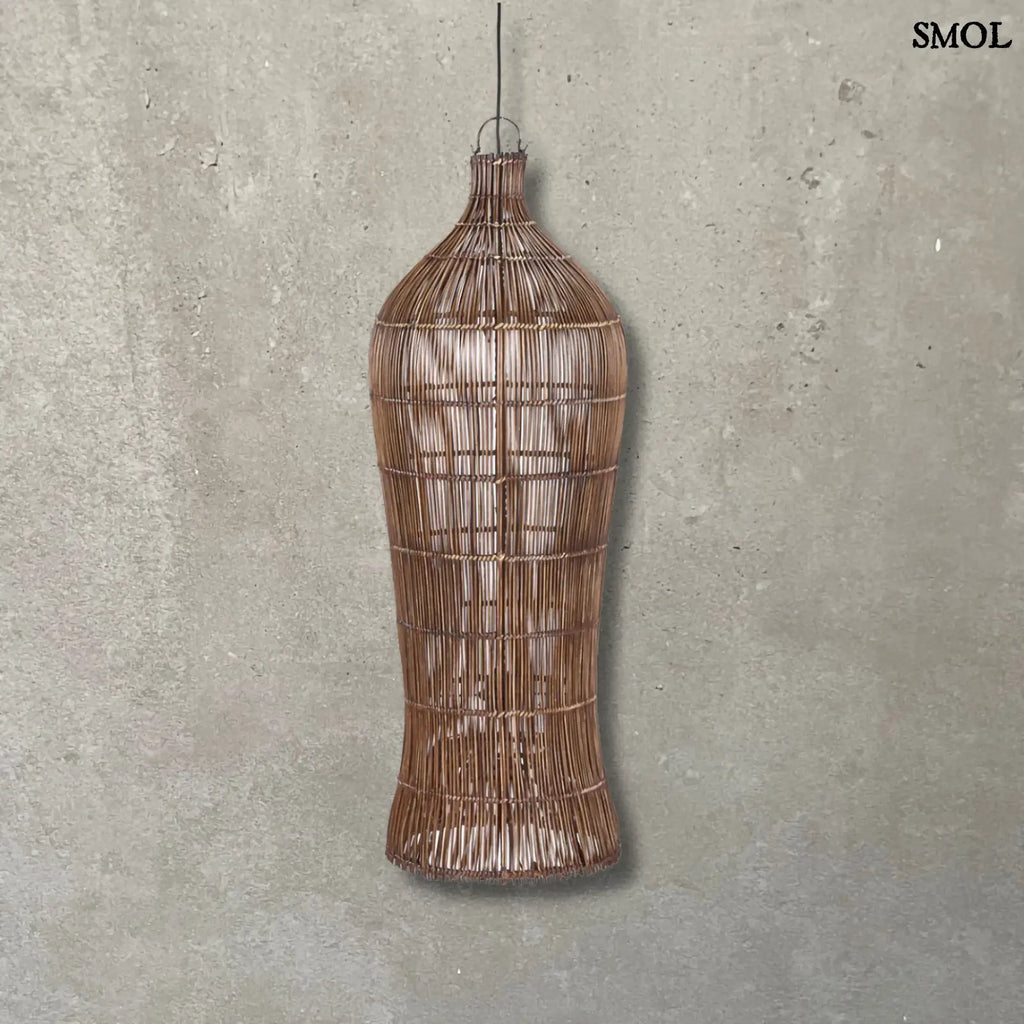 Rattan függőlámpaernyő Tower XL, sötét dió, kézzel szőtt, szürke háttérrel