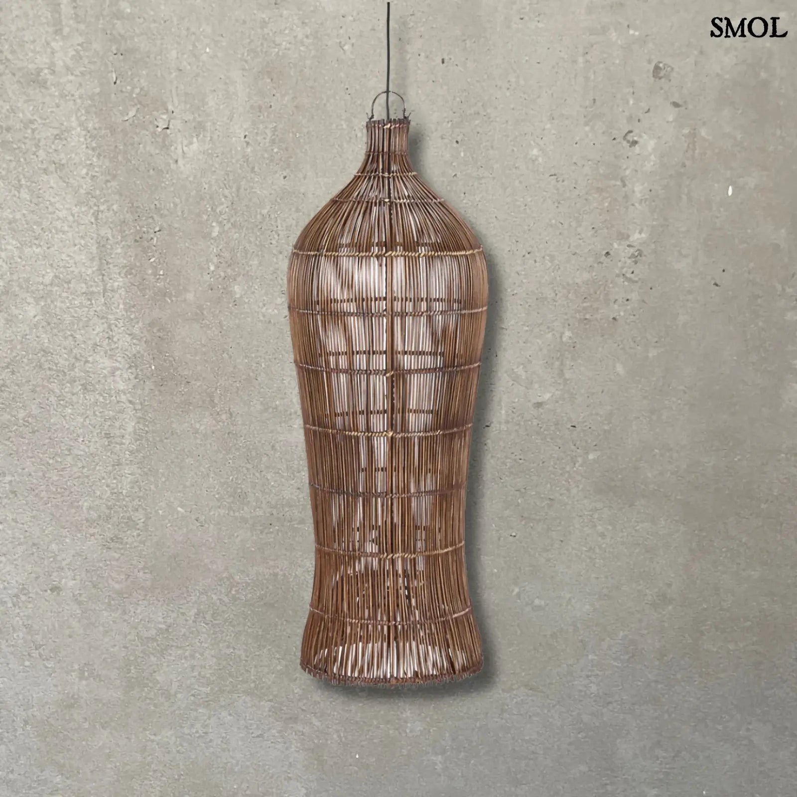 Rattan függőlámpaernyő Tower XL, sötét dió, kézzel szőtt, szürke háttérrel