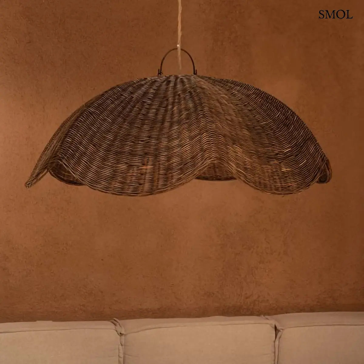 Sötét dió rattan függőlámpabúra hullám formában, 103×40 cm, nappaliban