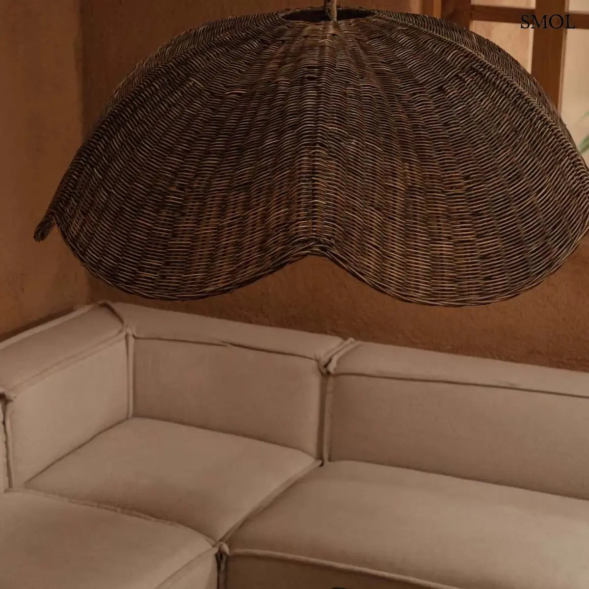 Sötét dió rattan függőlámpabúra hullám formában, 103×40 cm, nappaliban oldalról
