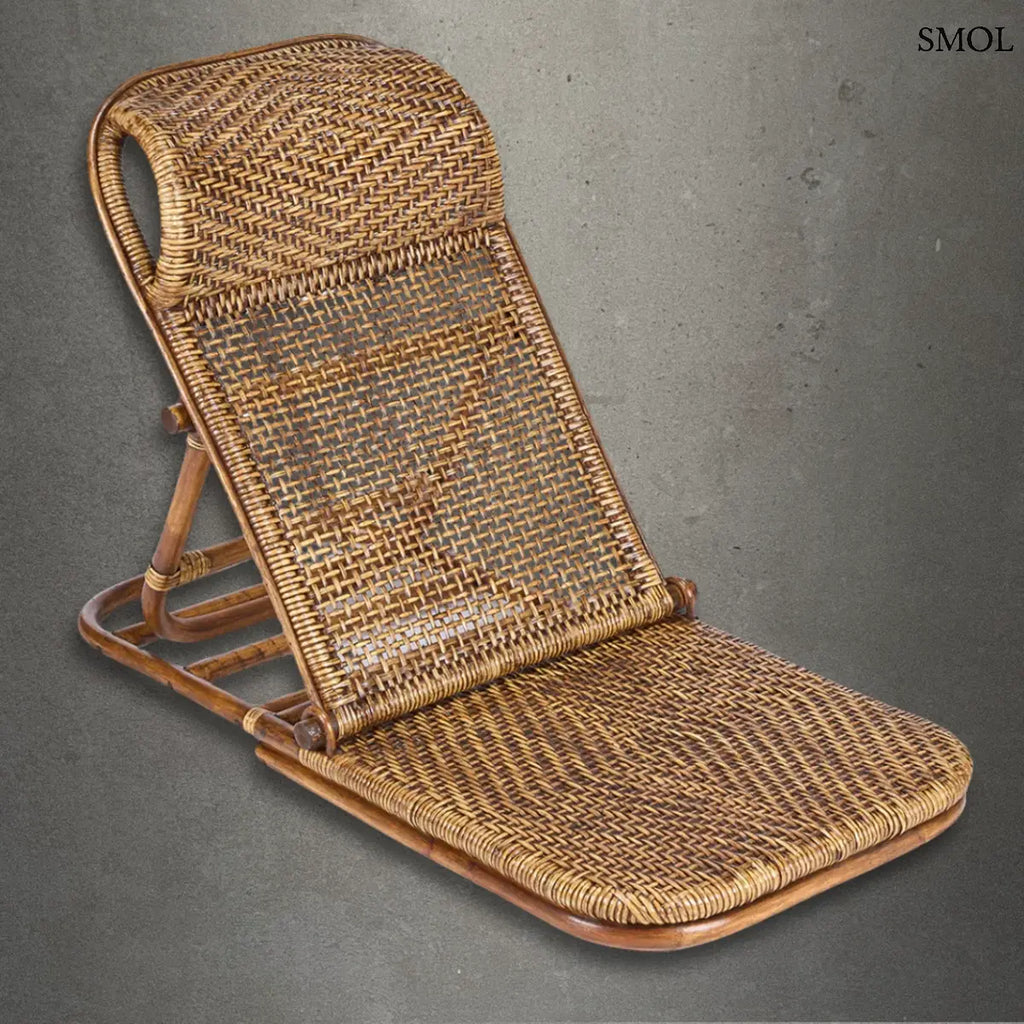 Ergonomikus kialakítású sötét dió rattan pihenőfotel, szürke háttérrel