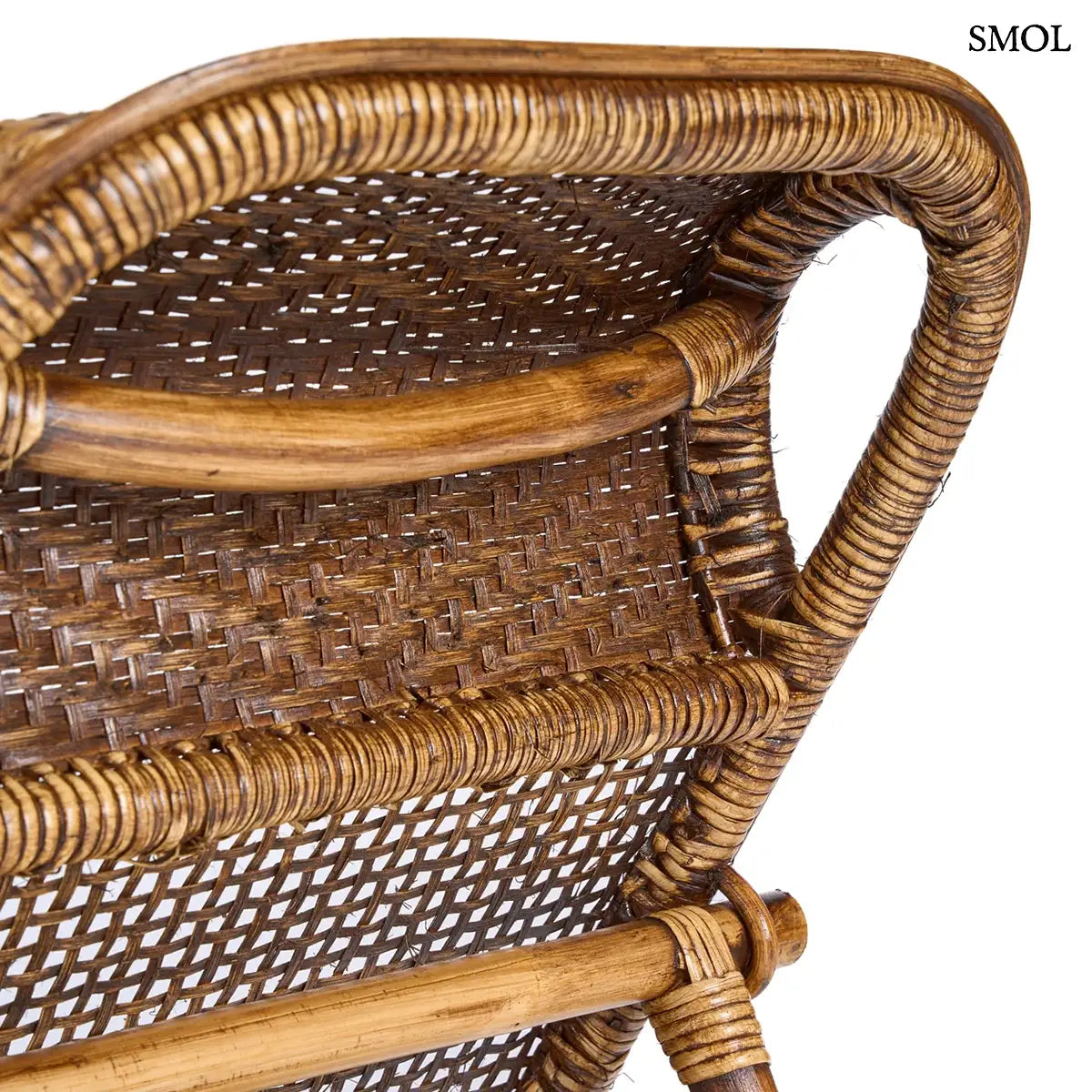 Ergonomikus kialakítású sötét dió rattan pihenőfotel, fejtámla hátulról nagyítva