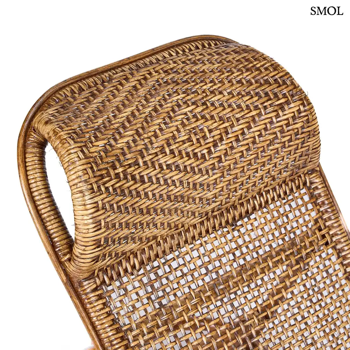 Ergonomikus kialakítású sötét dió rattan pihenőfotel, fejtámla szemből