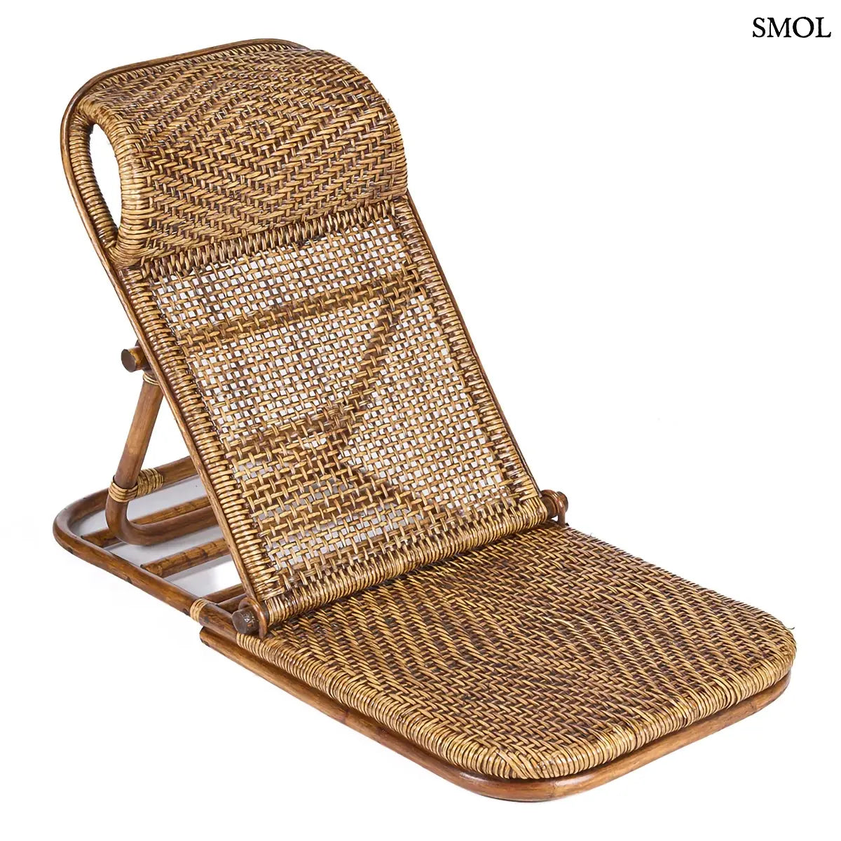 Ergonomikus kialakítású sötét dió rattan pihenőfotel, fehér háttérrel